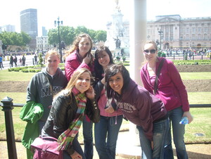 NWU students stop in front of Buckingham Palace while in London